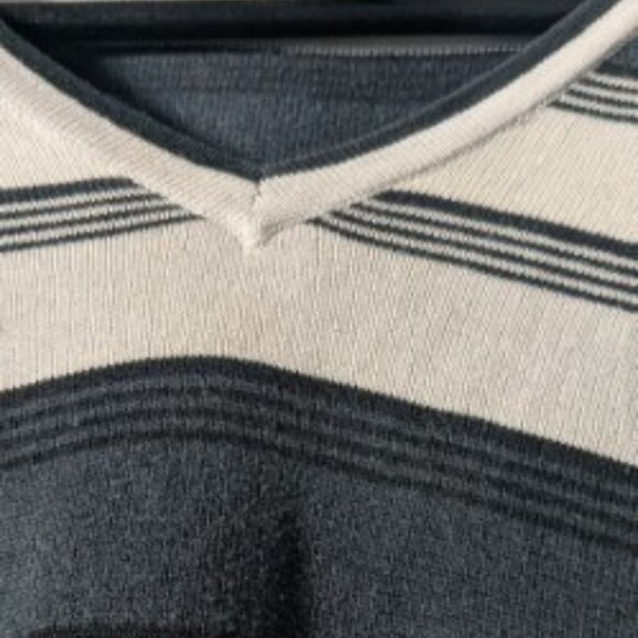 Vintage V-neck women's light sweater - Picture 3 of 4